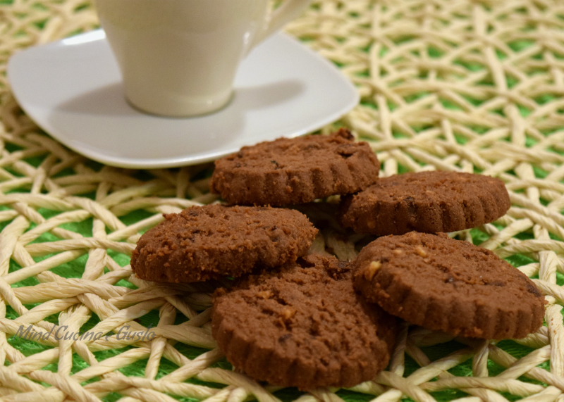 Biscotti fragranti al cacao e nocciole