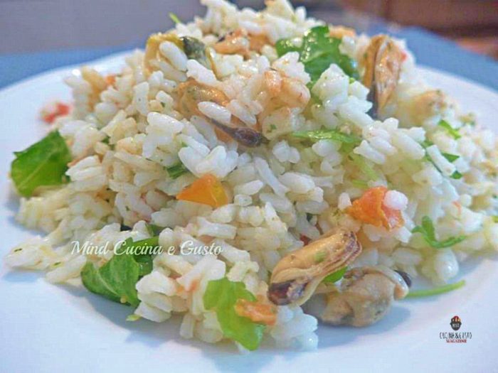 Insalata di riso gustosa ai frutti di mare