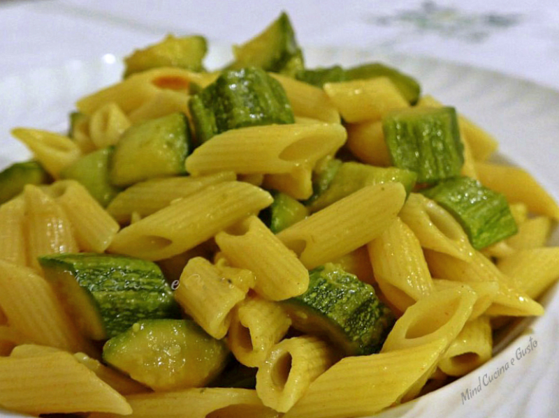 Penne alle zucchine acciughe e curcuma