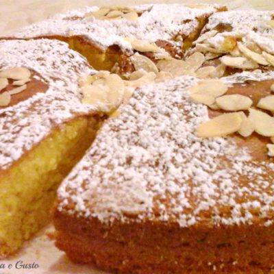 Torta soffice alle mandorle e zafferano