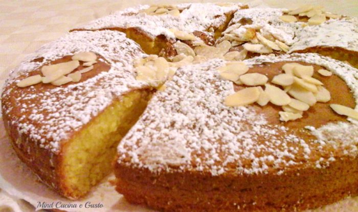 Torta soffice alle mandorle e zafferano