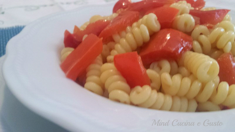 Fusilli bucati con peperoni acciughe e pomodorini