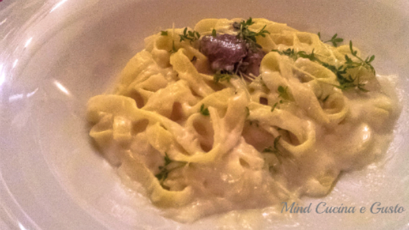 Tagliatelle cremose con formaggio di malga e tartufo