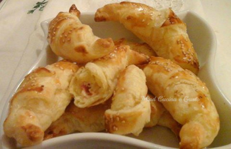 Cornetti salati con prosciutto cotto e crescenza