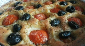 Focaccia barese pomodorini e olive nere