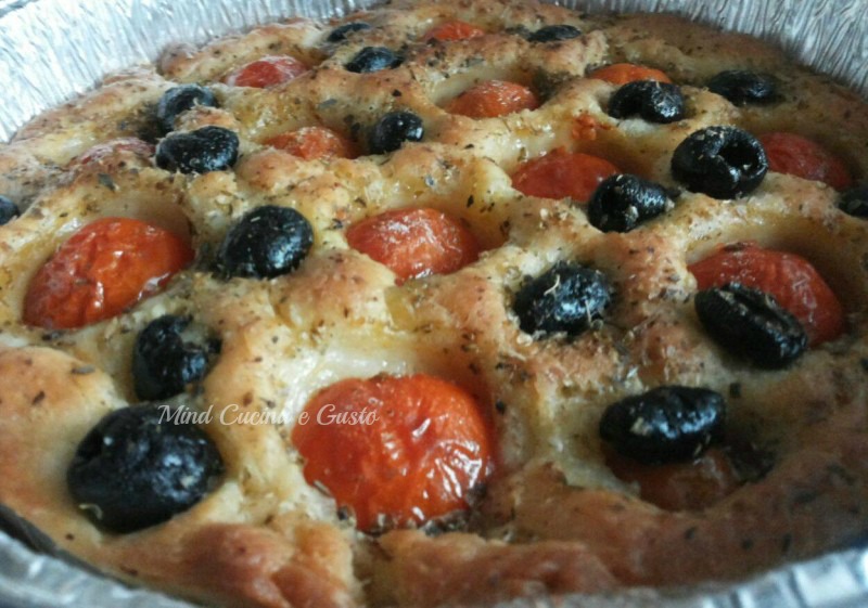 focaccia barese pomodorini e olive nere