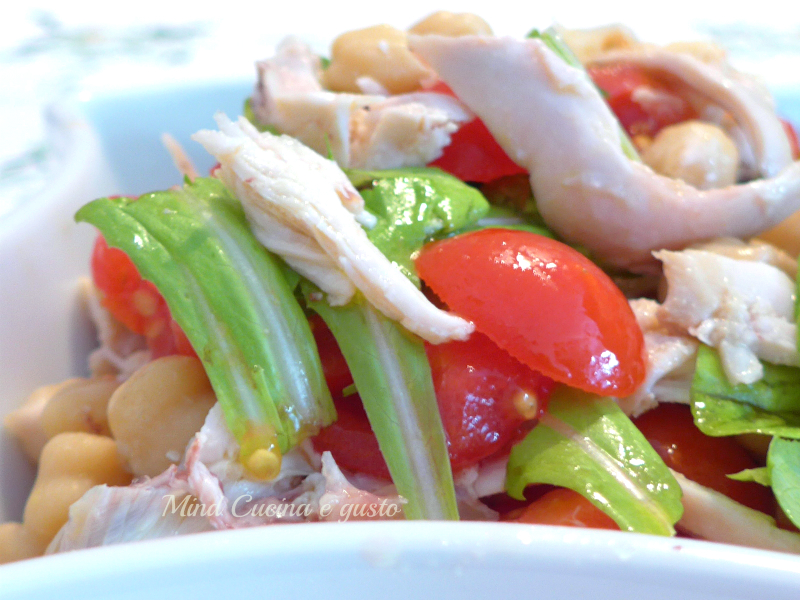 Insalata di pollo ceci e pomodorini