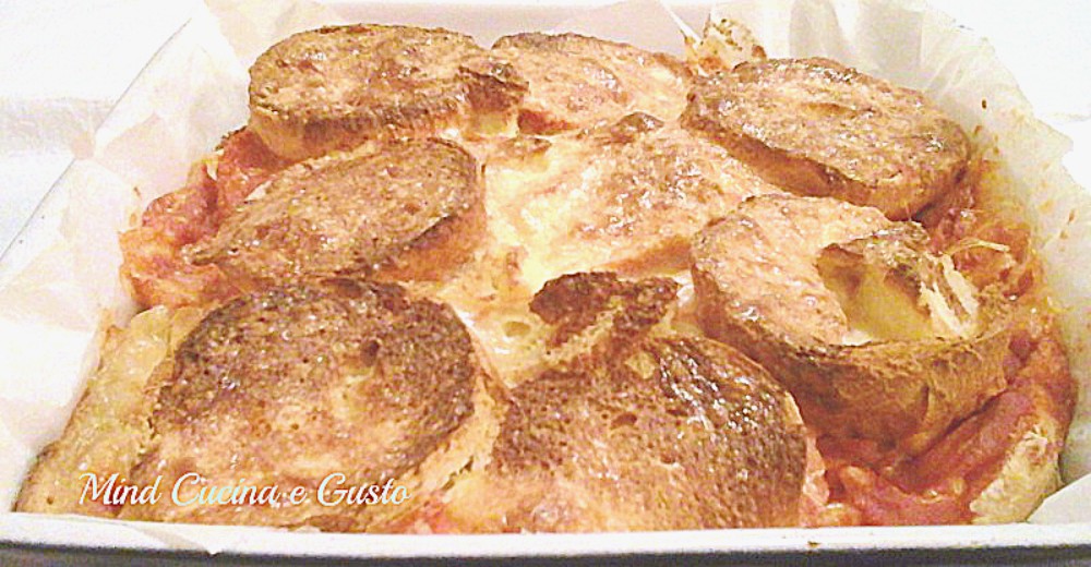 torta rustica di pane con pomodoro e mozzarella