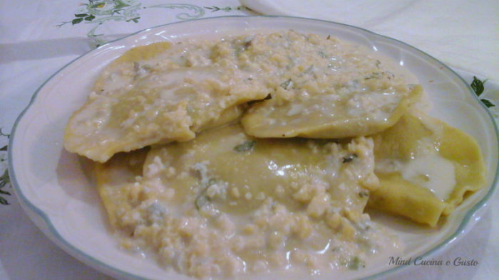 Ravioli ripieni di radicchio ricotta crema di gorgonzola e mandorle