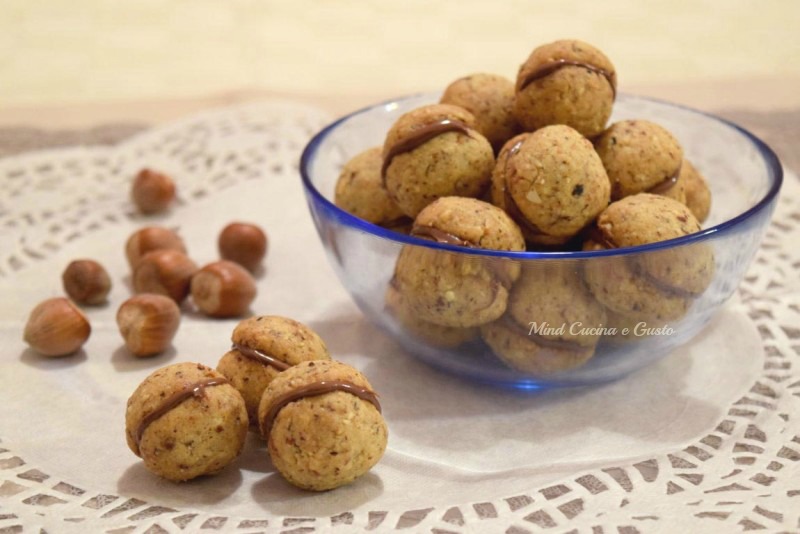 Baci di dama alle nocciole con cioccolato fondente