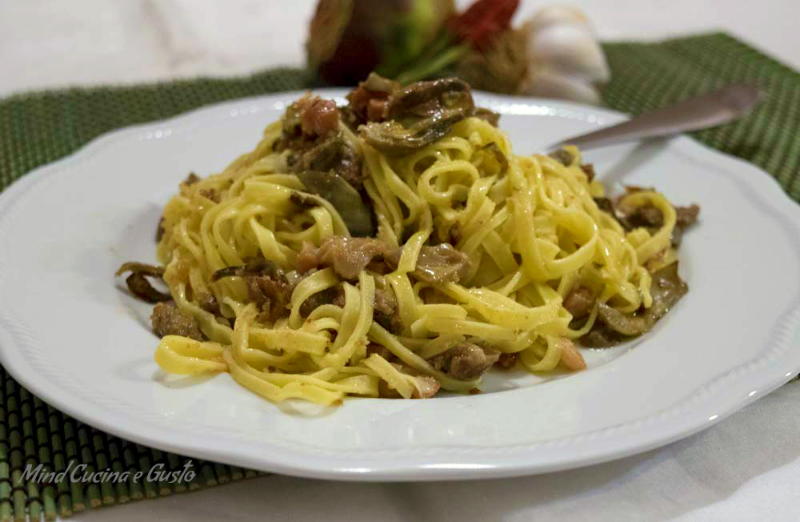 Tagliatelle con funghi carciofi e pancetta