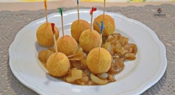 Polpettine di pane e pecorino con cipolline e pere