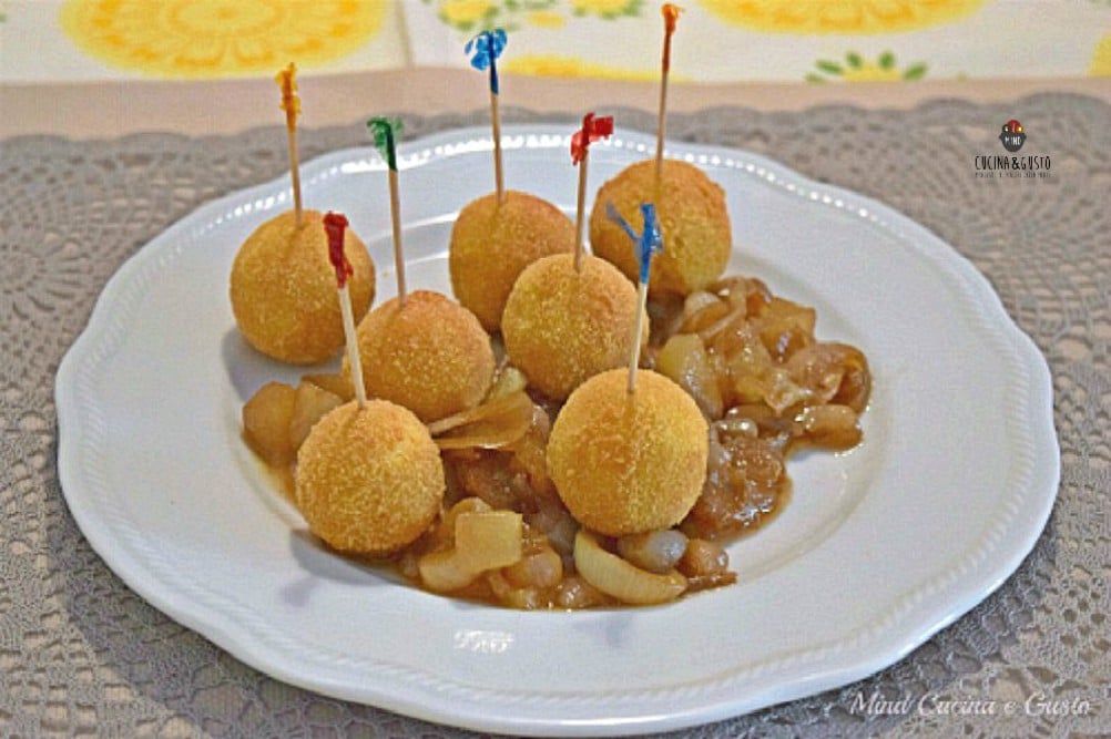 Polpettine di pane e pecorino con cipolline e pere