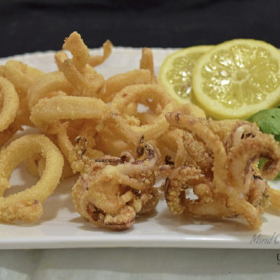 Frittura di calamari croccante e morbida con panatura di mais e senza uovo