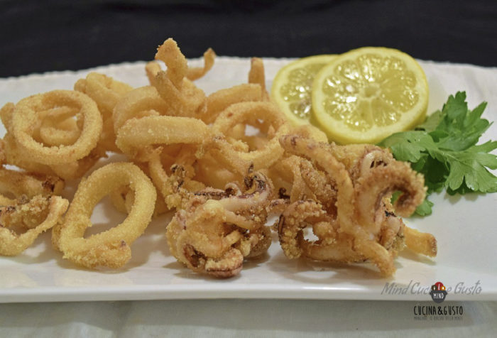 Frittura di calamari croccante e morbida con panatura di mais e senza uovo