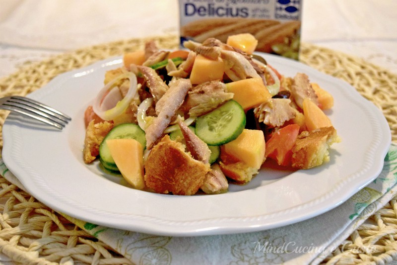 Panzanella con sgombro e friselle