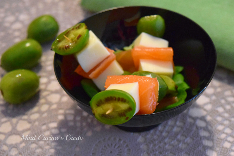 Mini spiedini con salmone e formaggio stracchinato