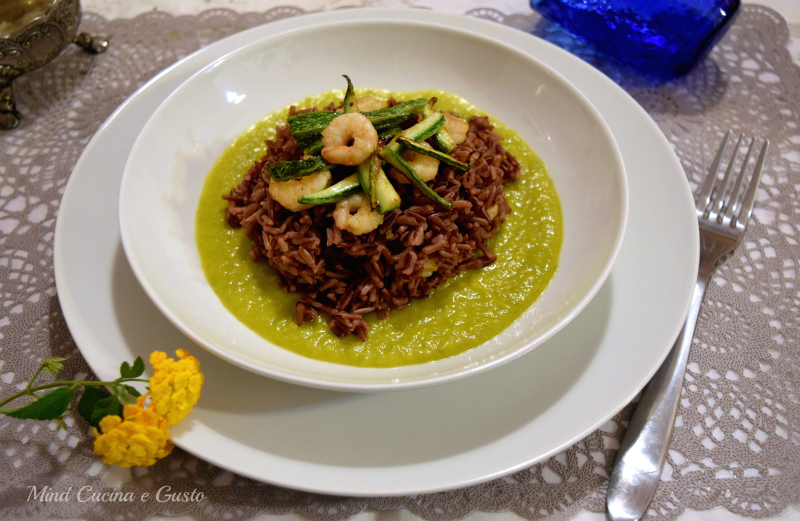 Riso con verdure croccanti gamberi e crema di zucchine allo zafferano