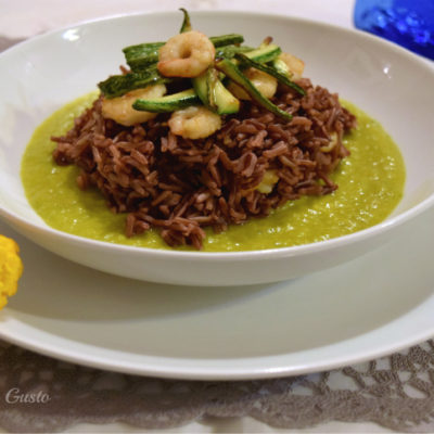 Riso con verdure croccanti gamberi e crema di zucchine allo zafferano