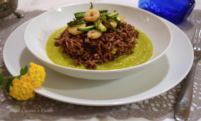 Riso con verdure croccanti gamberi e crema di zucchine allo zafferano