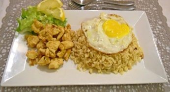 Riso saltato Nasi Goreng indonesiano