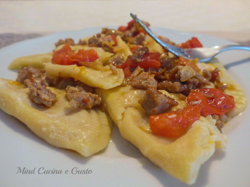 Ravioli di pasta fresca con zucca e gorgonzola