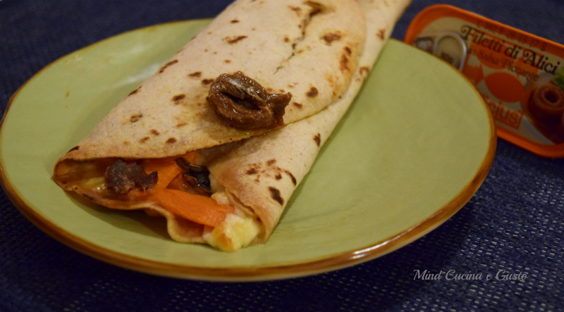 Rotolo di piadina con zucca e acciughe