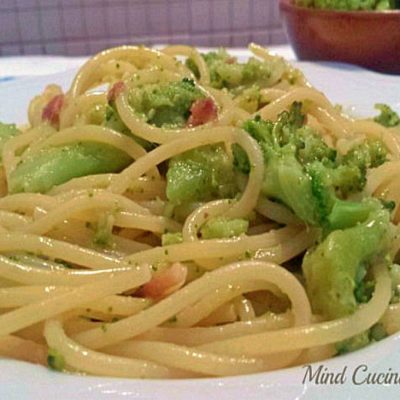 Spaghetti con broccoli e acciughe