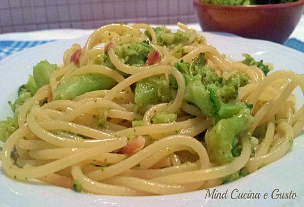 Spaghetti con broccoli e acciughe