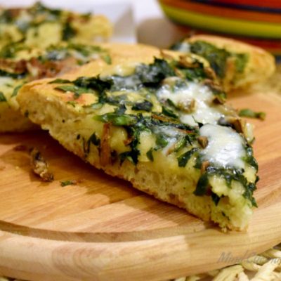 Pizza gustosa e croccante con spinaci e acciughe