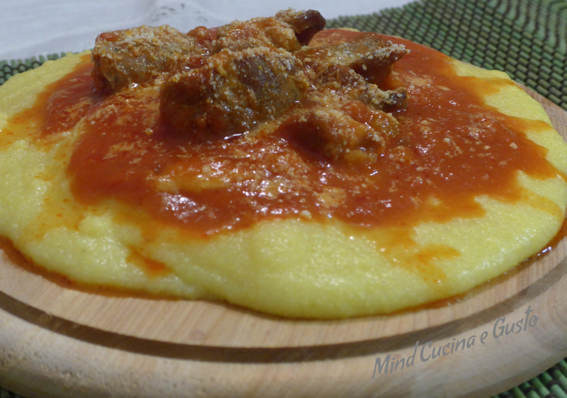 Polenta con salsicce e spuntature. Si tratta di un piatto di tradizione e considerato una volta un piatto povero Ma soprattutto un piatto che riunisce