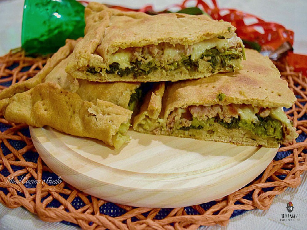 Focaccia gustosa con broccoletti e salsiccia