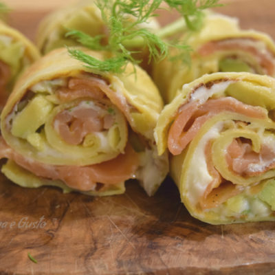 Girelle di crépes al salmone e avocado