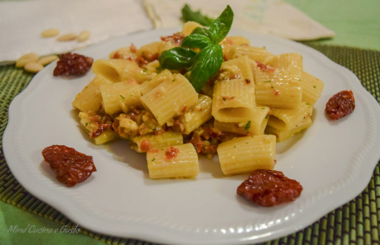 Mezze maniche con pesto di mandorle e pomodori secchi - Mind Cucina e Gusto
