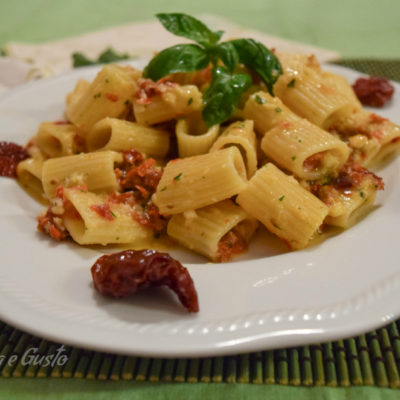 Mezze maniche con pesto di mandorle e pomodori secchi