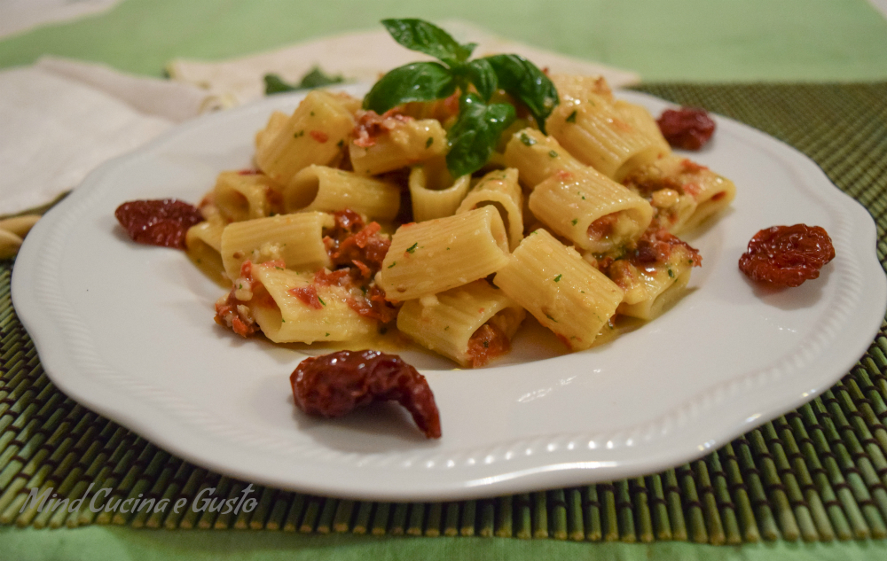 Mezze maniche con pesto di mandorle e pomodori secchi