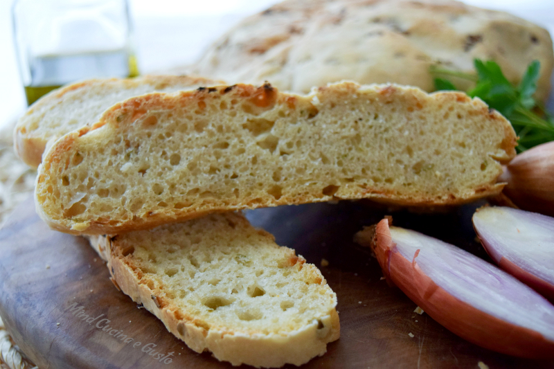 Pane con  scalogno e  prezzemolo