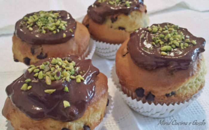 Muffin al cioccolato e granella di pistacchio