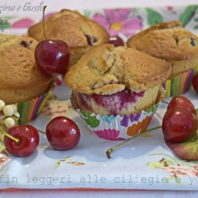 Muffin leggeri alle ciliegie e yogurt