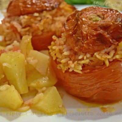 Pomodori ripieni di riso e prosciutto cotto con patate