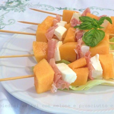 Spiedini estivi con melone e prosciutto crudo