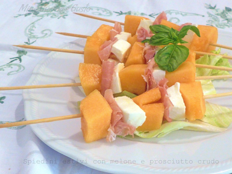 Spiedini estivi con melone e prosciutto crudo