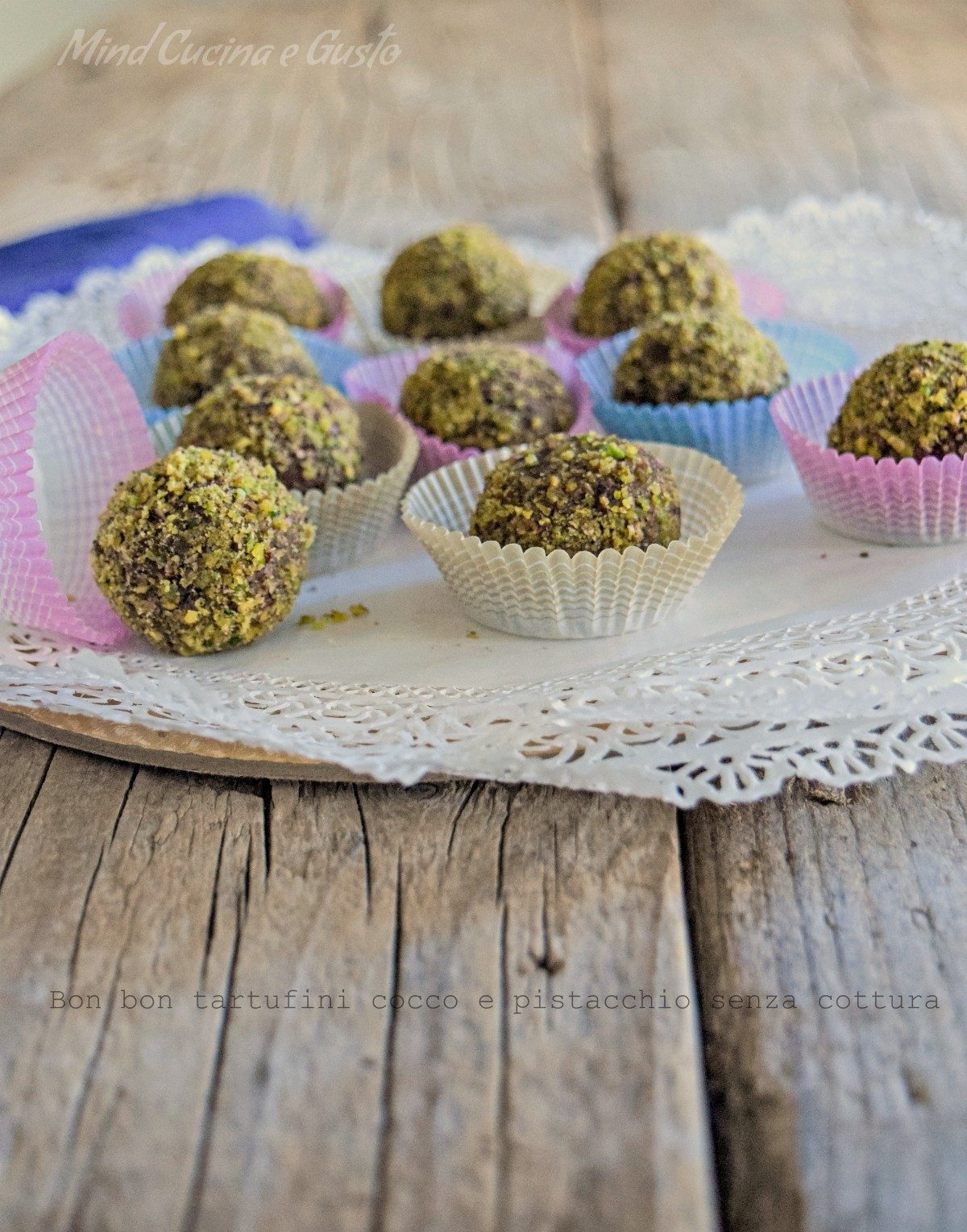 Bon bon tartufini cocco e pistacchio senza cottura verticale