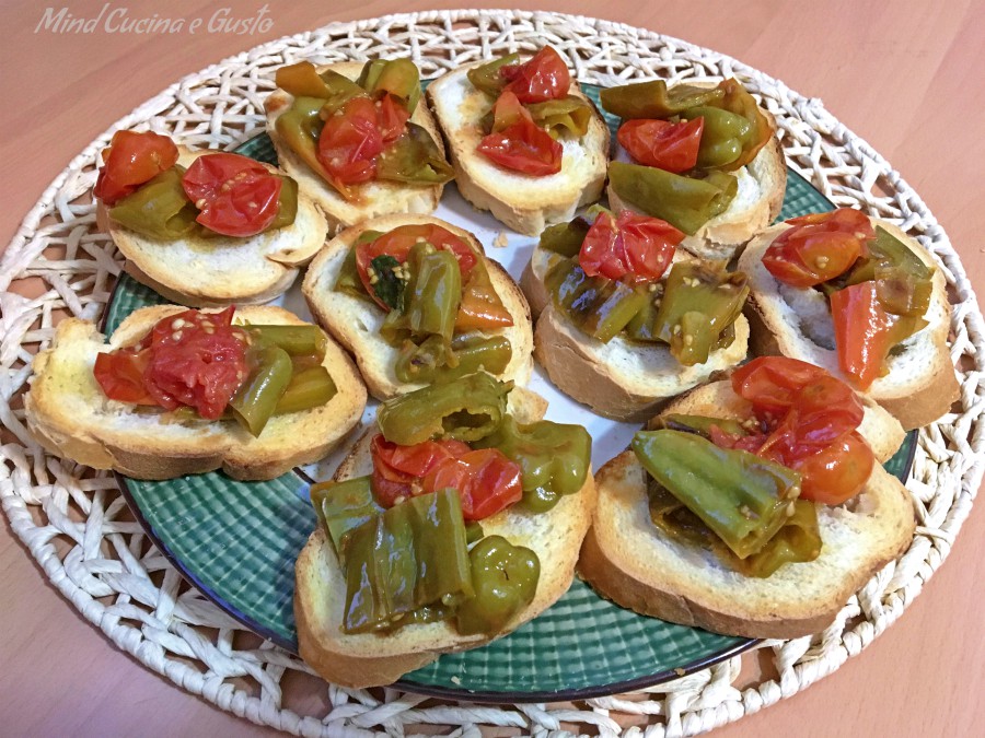 Bruschetta sfiziosa ai friggitelli e pomodorini Bruschetta sfiziosa ai friggitelli e pomodorini