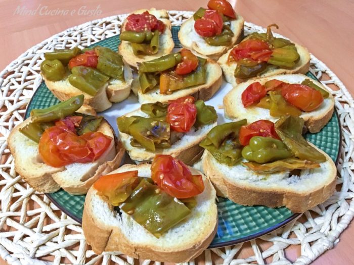 Bruschetta sfiziosa ai friggitelli e pomodorini