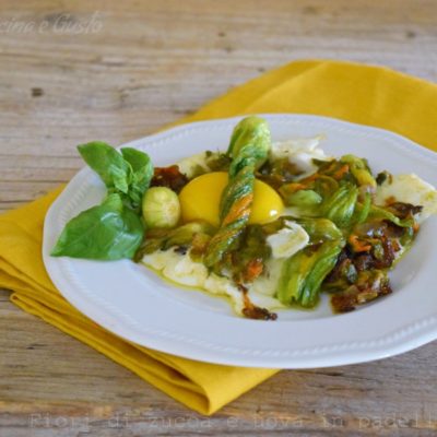 Fiori di zucca con uova in padella