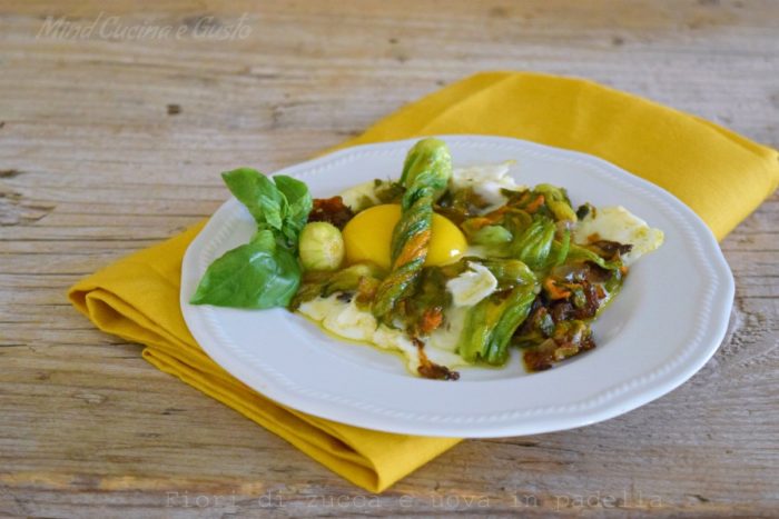 Fiori di zucca e uova in padella