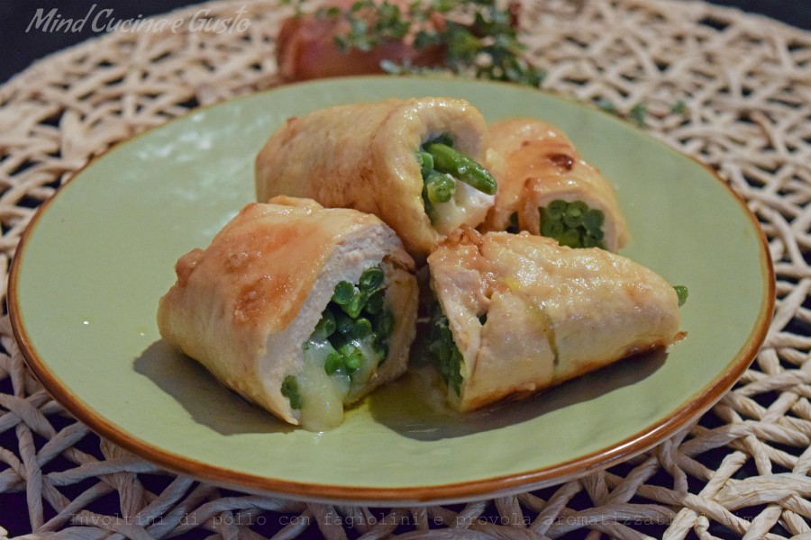 Involtini di pollo con fagiolini e provola aromatizzati al timo