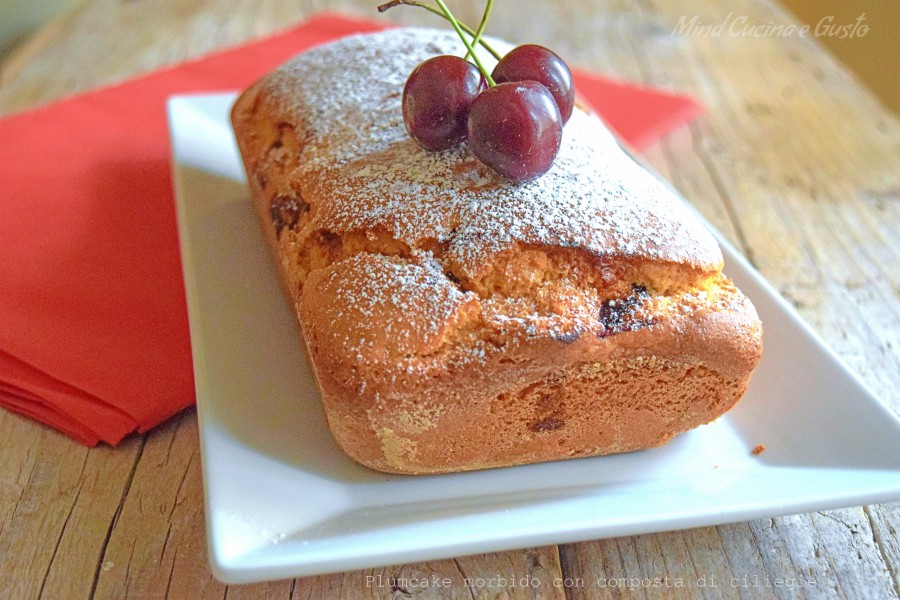 Plumcake morbido con composta di ciliegie