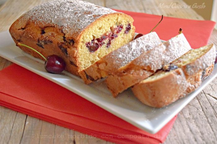 Plumcake morbido con composta di ciliegie fette